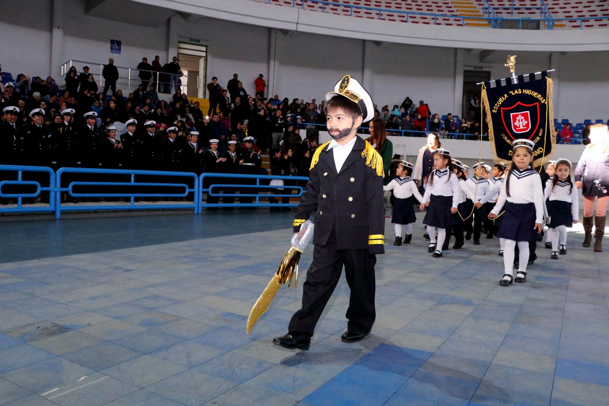 Preescolares desfilaron en honor a las glorias navales