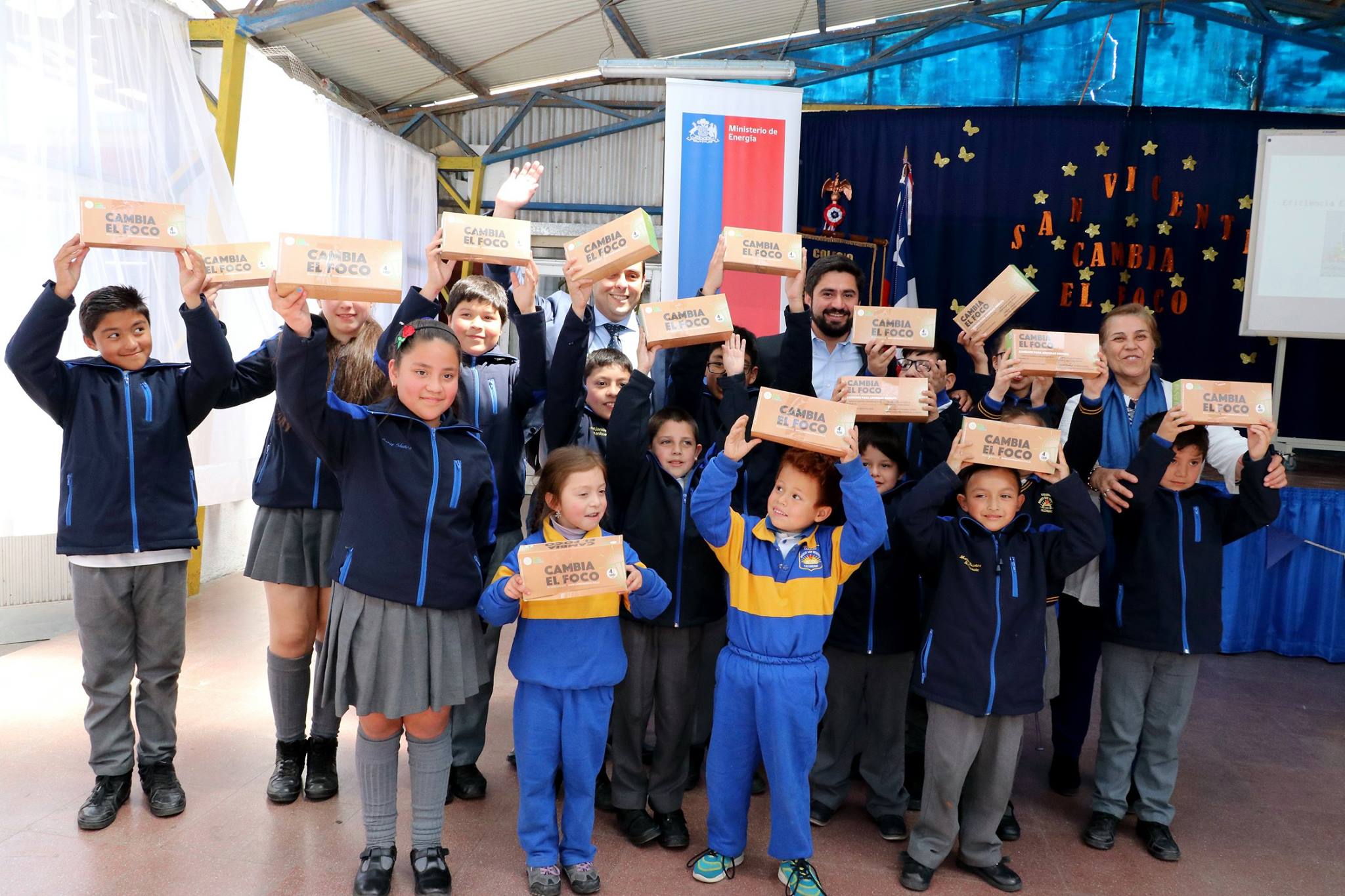 “Cambia el foco”: entregan kits de eficiencia energética a estudiantes de Talcahuano