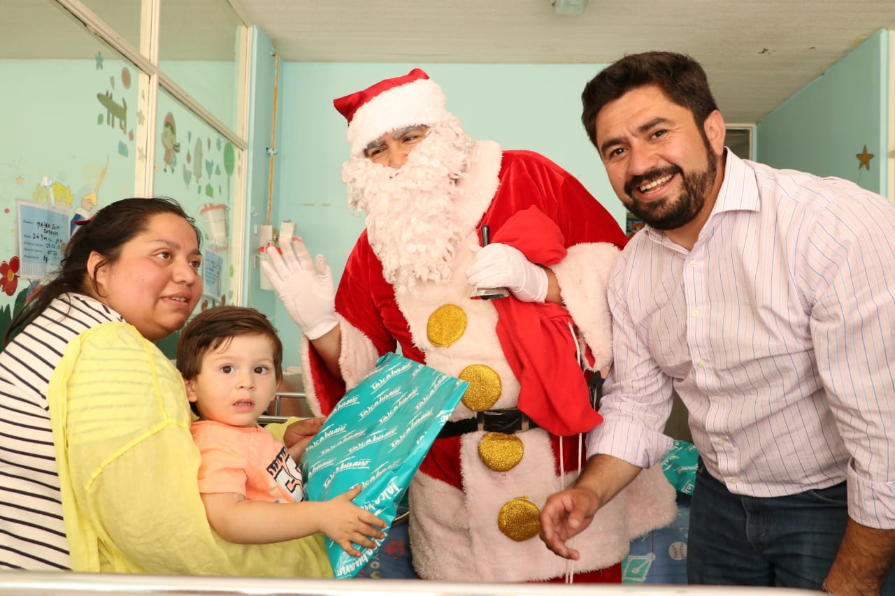 Viejito Pascuero se adelanta y visita a niños y niñas de Hospital Las Higueras
