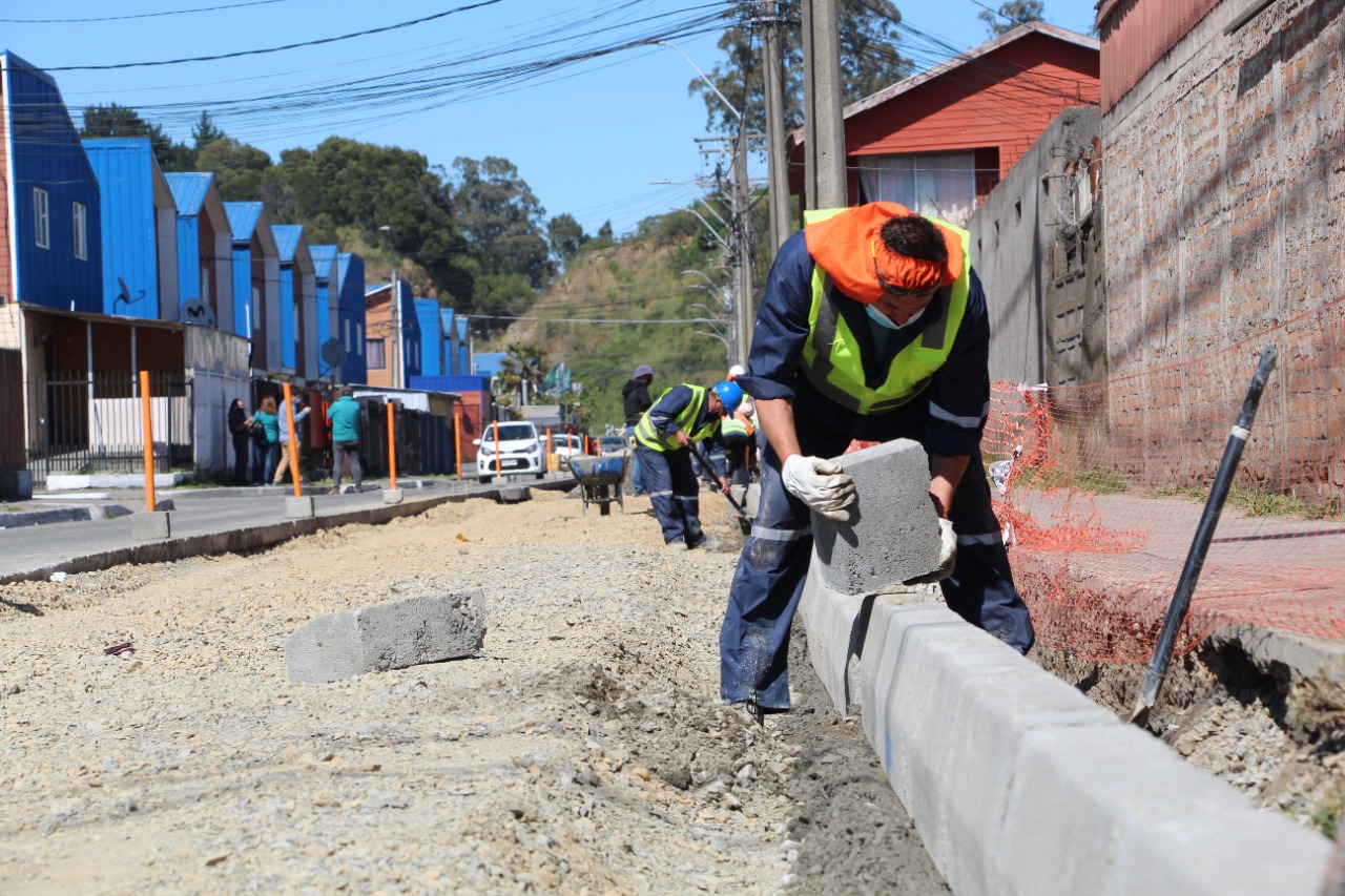 Comienzan trabajos de pavimentación en población Gaete