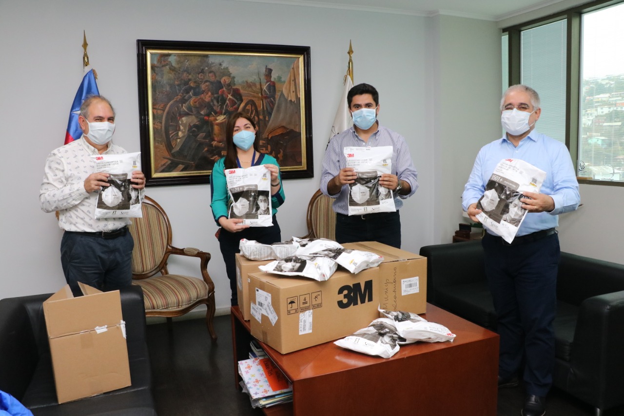Talcahuano cuenta con 2.000 nuevas mascarillas para funcionarios de salud gracias a donación de Colegio Médico
