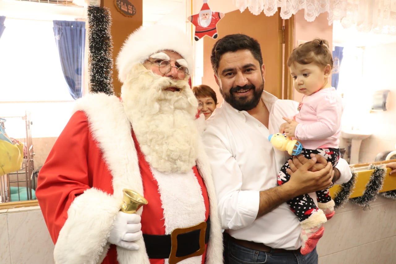 Municipalidad y viejito pascuero llevaron regalos a niños en el Hospital Higueras