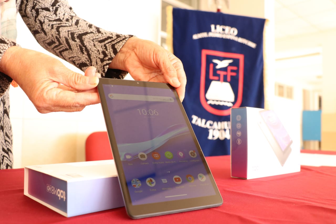 130 alumnos de Talcahuano beneficiados con tablets para mantener sus clases online
