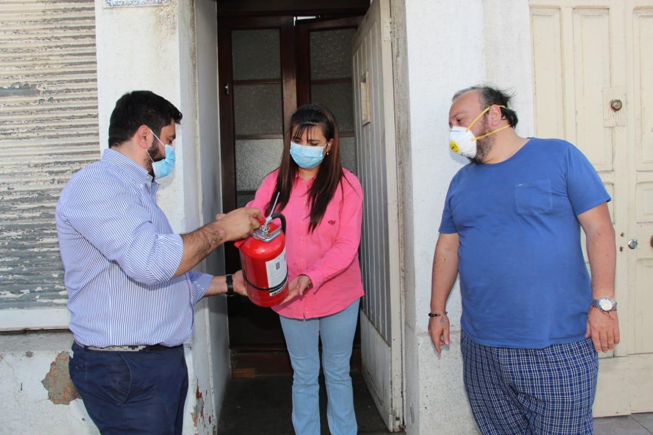 80 familias choreras reciben extintores para combatir emergencias