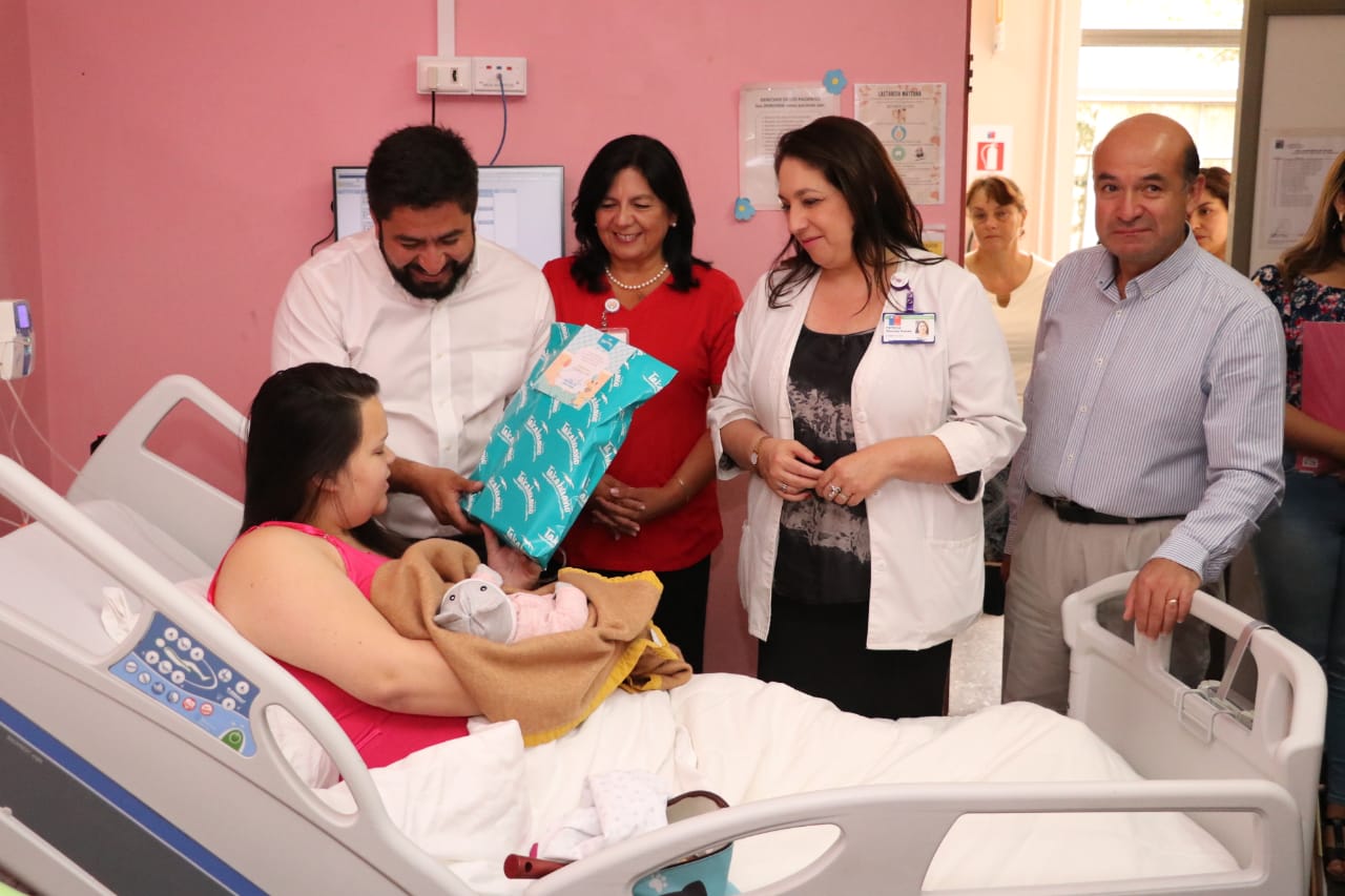 Alcalde Henry Campos visitó a los primeros bebés que nacieron en 2020 en el Hospital Las Higueras