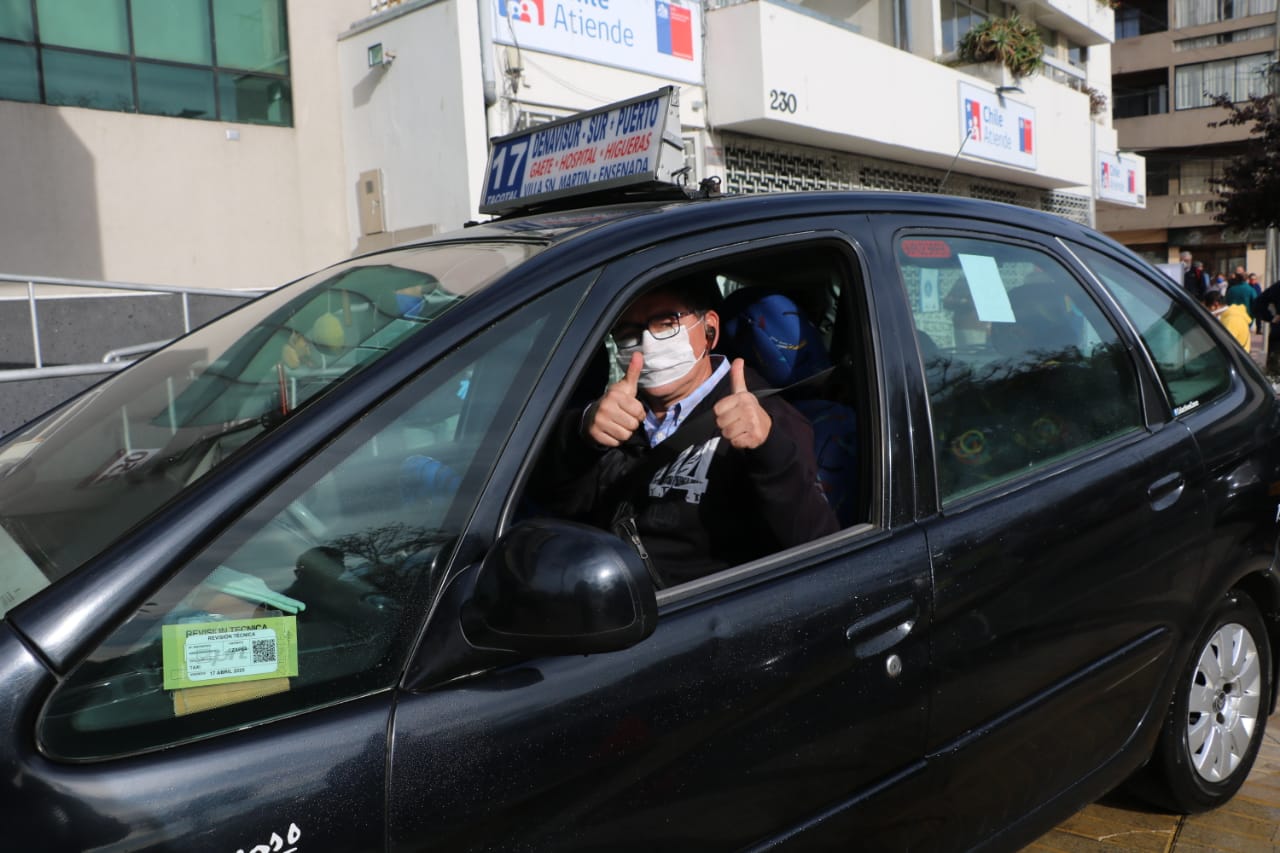 Municipalidad de Talcahuano sanitiza centenar de colectivos y entrega mascarillas a conductores